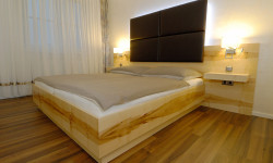 ECHTHOLZ-SCHLAFZIMMER IN BIRKENHOLZ