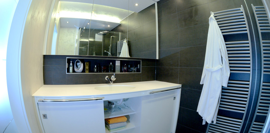 MASS-BADEZIMMER AUF ENGSTEM RAUM