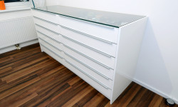 KOMMODE MIT SCHAUKASTENOPTIK