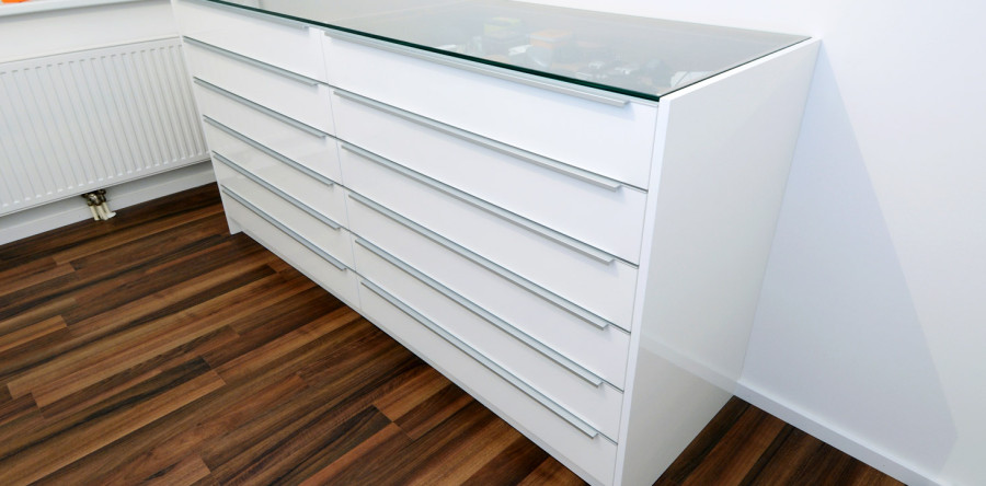 KOMMODE MIT SCHAUKASTENOPTIK